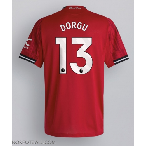 Billige Fotballdrakt Manchester United Patrick Dorgu #13 Replika Hjemmedrakt 2025-26 Kortermet Billige Fotballdrakt Manchester United Patrick Dorgu #13 Replika Hjemmedrakt 2025-26 Kortermet